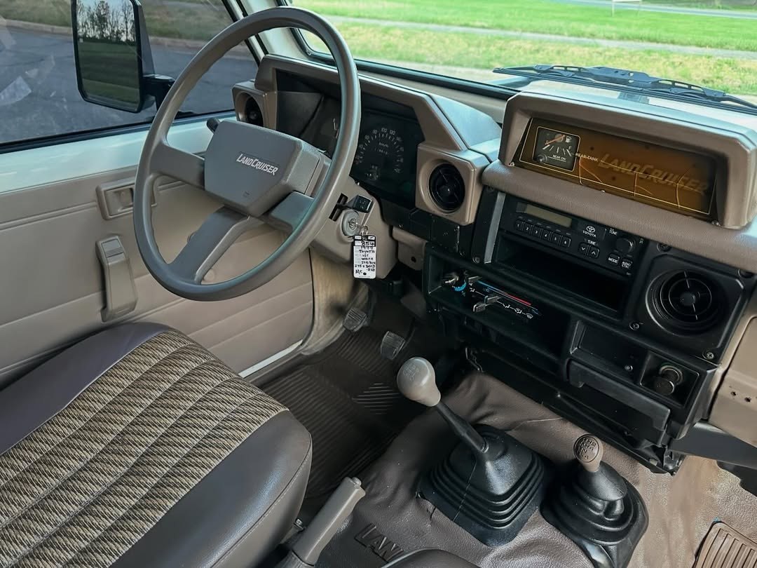 1999 Toyota Land Cruiser FZJ75 Pickup — GCC Spec, 5-Speed Manual, Dual Fuel Tanks - Image 6