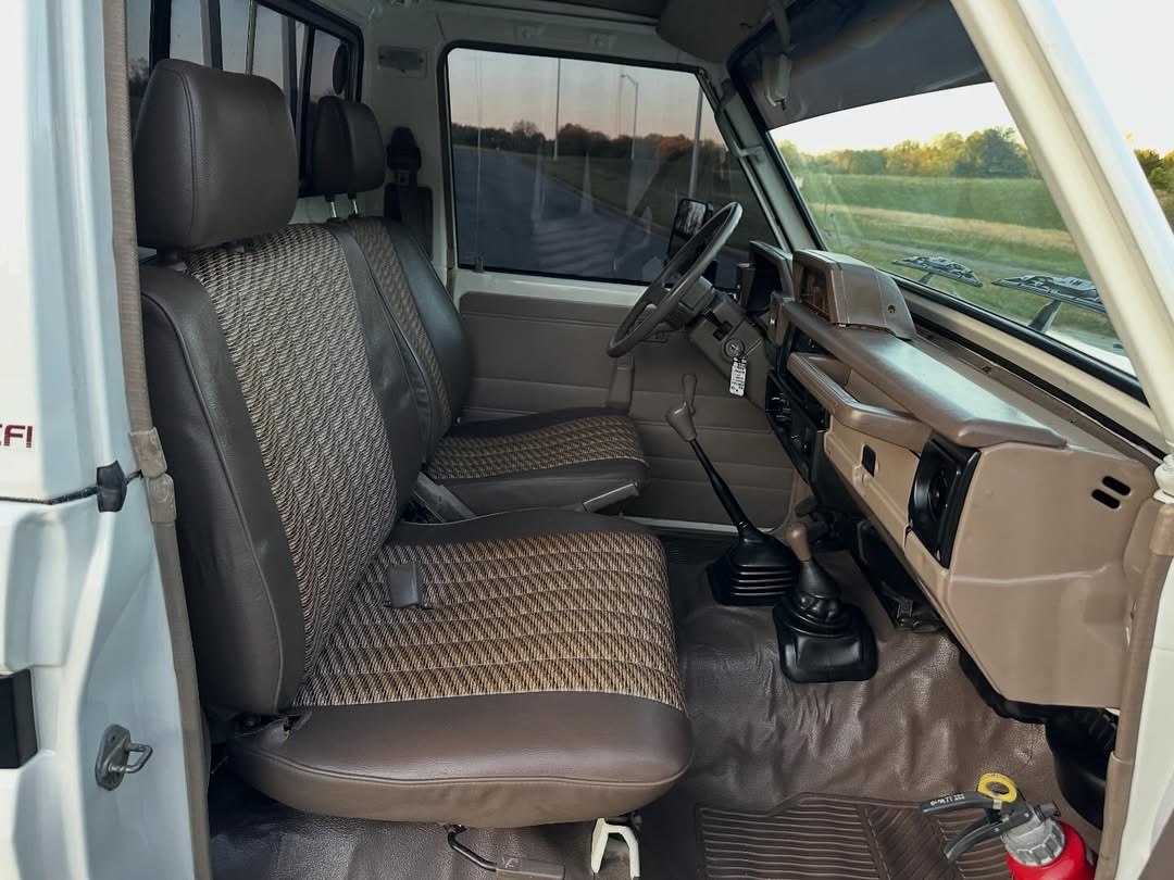 1999 Toyota Land Cruiser FZJ75 Pickup — GCC Spec, 5-Speed Manual, Dual Fuel Tanks - Image 4