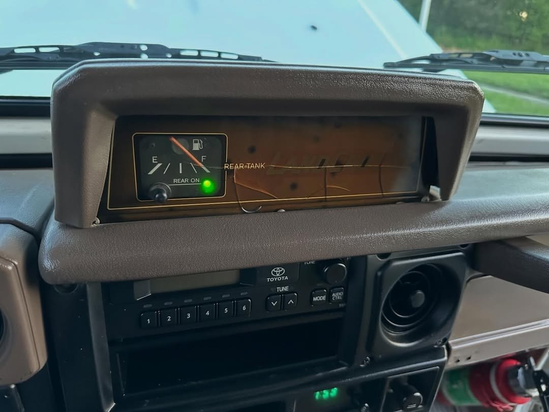 1999 Toyota Land Cruiser FZJ75 Pickup — GCC Spec, 5-Speed Manual, Dual Fuel Tanks - Image 2