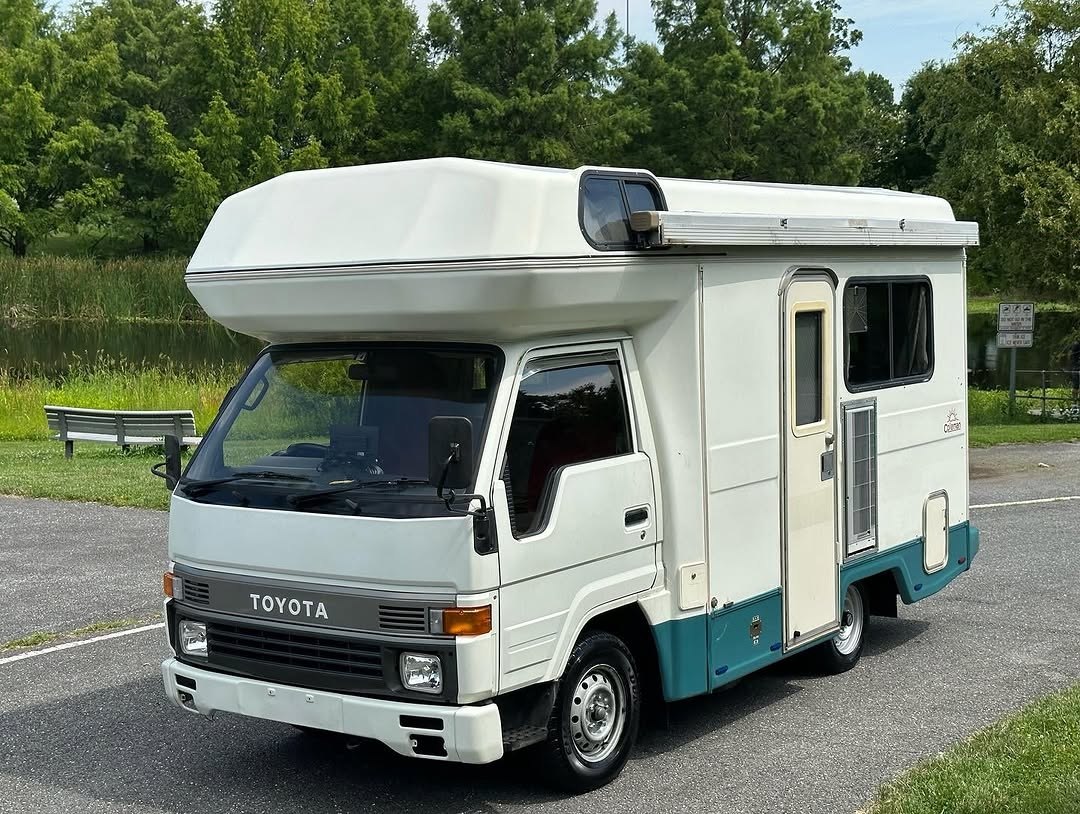 Teal Wave HiAce — 1993 Toyota HiAce LH85 Camper