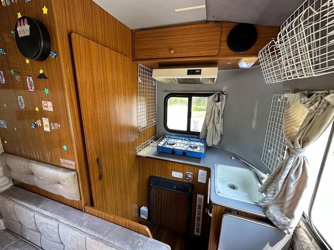 Teal Wave HiAce — 1993 Toyota HiAce LH85 Camper - Image 4