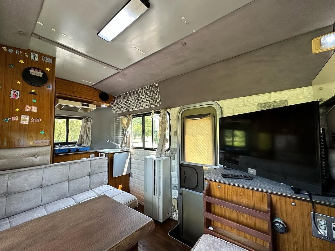 Teal Wave HiAce — 1993 Toyota HiAce LH85 Camper - Image 5