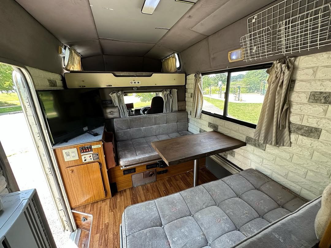 Teal Wave HiAce — 1993 Toyota HiAce LH85 Camper - Image 3